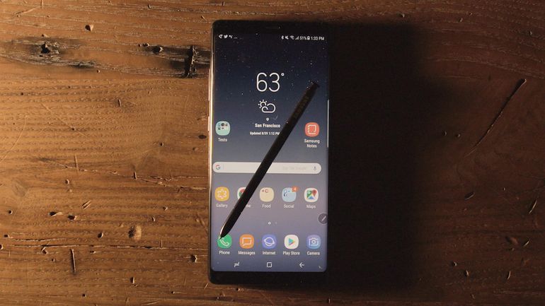Màn hình Infinity của Samsung Galaxy Note 8 đạt được trang DisplayMate xếp hạng cao nhất và lớn hơn 0.1 inch so với màn hình của S8 Plus. Note 8 được trang bị bộ nhớ RAM 6GB, bộ xử lý di động Qualcomm nhanh nhất, chức năng S Pen tiên tiến, camera kép phía sau với công nghệ chống rung quang học OIS, có thể mở rộng bộ nhớ bằng thẻ microSD, bộ chuyển đổi Bixby mới, camera trước cải tiến, Samsung Pay công nghệ thanh toán, tính năng sạc nhanh và không dây, chống bụi và nước IP68, cổng chuẩn USB Type C và khe cắm tai nghe 3,5mm truyền thống. Qua đây có thể thấy, Note 8 xứng đáng vị trí dẫn đầu thị trường smartphone hiện hành.