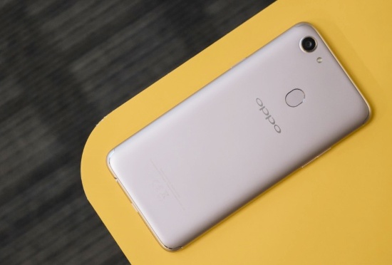 Mặt lưng của Oppo F5 vẫn là kim loại nguyên khối, nhưng phần ăng-ten được mài bóng rất nhỏ nên khá đẹp. Do sử dụng tỷ lệ 18:9 nên dù Oppo F5 có màn hình 6 inch nhưng kích thước chỉ bằng Galaxy J7 Pro 5,5 inch.  