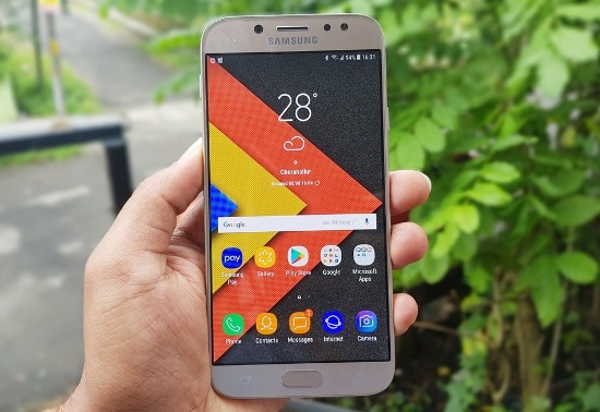 Trong khi Oppo F5 đại diện cho xu hướng thiết kế mới của năm 2017 thì Galaxy J7 Pro vẫn là thiết kế cũ quen thuộc, không có gì đột phá so với Galaxy J7 Plus hay J7 Prime. 