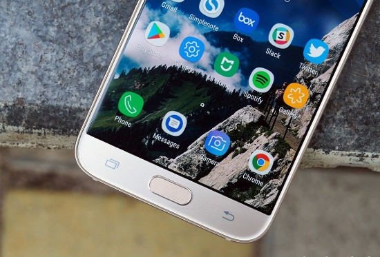 Trên Galaxy J7 Pro thì vẫn sử dụng phím cứng Home tích hợp cảm biến vân tay truyền thống ở mặt trước bên mép dưới màn hình. Về độ nhạy cảm biến vân tay thì cả hai đều cho tốc độ mở khoá rất nhanh và gần như không chênh lệch quá nhiều.