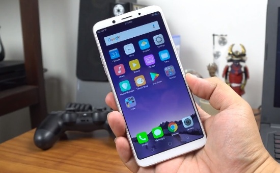 Màn hình: Mặc dù có kích thước tương đương, tuy nhiên Oppo F5 lại sở hữu màn hình lớn hơn với kích thước 6 inch, độ phân giải Full HD+ (1080 x 2160 pixel), mật độ điểm ảnh 402 ppi, sử dụng tỷ lệ 18:9 và chiếm gần như trọn mặt trước của máy. 