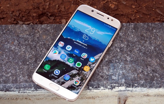 Trong khi Galaxy J7 Pro nhỏ hơn với ích thước màn hình 5.5 inch, độ phân giải Full-HD cho mật độ điểm ảnh đạt 401 ppi và sử dụng tỷ lệ truyền thống 18:9. Nhưng điểm khác biệt của hai màn hình chính là tấm nền hiển thị.