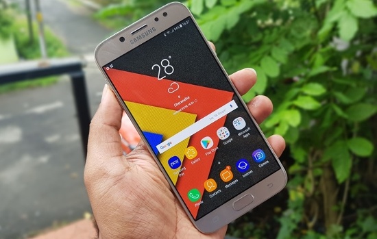 Samsung  Galaxy J7 Pro sử dụng tấm nền Super AMOLED cho hình ảnh hiển thị sống động, màu sắc rực rỡ và nịnh mắt, Oppo F5 thì dùng màn hình IPS LCD cho khả năng hiển thị màu sắc trung thực với độ sáng cao. 