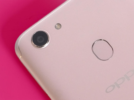 Đối với Oppo F5, thiết bị đi kèm camera chính ở mặt sau độ phân giải 16MP nhưng khẩu độ nhỏ hơn f/1.8. 