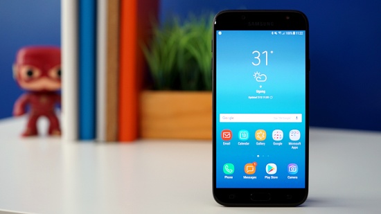 Cấu hình chính: Samsung Galaxy J7 Pro được trang bị chip Exynos 7870, RAM 3GB và bộ nhớ trong 32 GB. Còn Oppo F5 sử dụng bộ vi xử lý MediaTek Helio P23 MT6763 là bản nâng cấp khả năng xử lý đồ hoạ so với vi xử lý MediaTek MT6750T trên F3, máy có RAM 4GB cao hơn đối thủ một chút nhưng bộ nhớ trong thì tương đương.