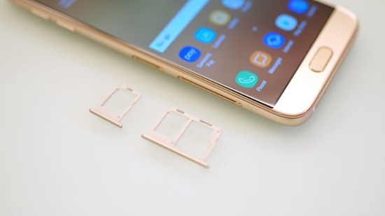 Thời lượng pin: Samsung Galaxy J7 Pro đi kèm viên pin dung lượng 3.600 mAh. Còn Oppo F5 sở hữu thỏi pin 3.200 mAh, đó là tương đương với người tiền nhiệm F3. 
