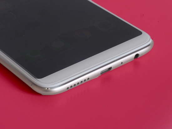 Mặc dù Galaxy J7 Pro có dung lượng pin cao hơn một chút, nhưng trải nghiệm cho thấy, cả hai chỉ có thể dùng 1 ngày đêm ở tần suất trung bình.