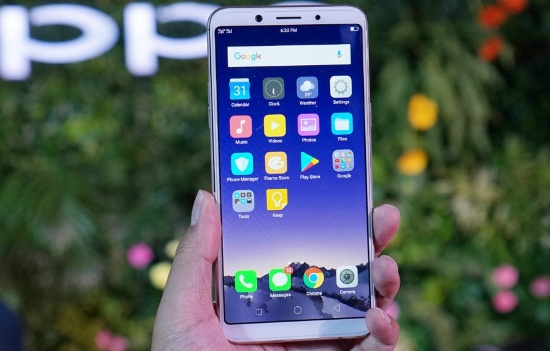 Kết luận: Mặc dù cả hai đều có mức giá 6,99 triệu đồng, nhưng Oppo F5 chiếm ưu thế hơn đối thủ Galaxy J7 Pro nhờ thiết kế màn hình nổi bật hơn, camera selfie tốt hơn và hiệu năng mạnh hơn. Tuy nhiên chọn sản phẩm nào vẫn sẽ phụ thuộc vào sở thích của bạn.