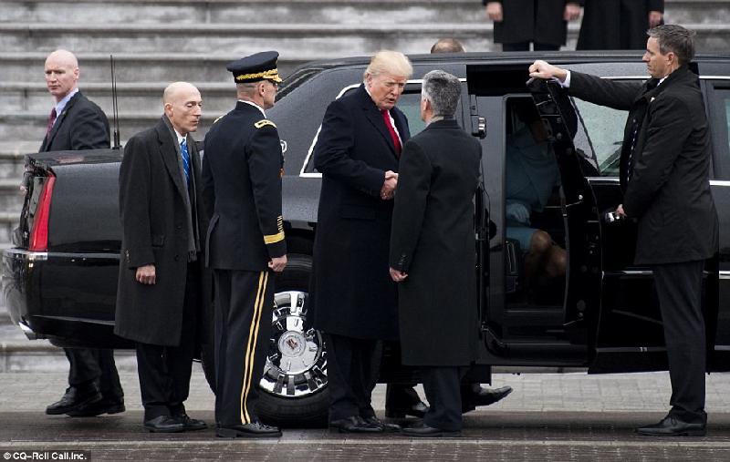 9. Tổng thống được quyền lựa chọn hãng xe: Trong lịch sử, Tổng thống William McKinley là người đầu tiên sử dụng xe hộ tống. Đó là một chiếc xe của công ty Stanley vào năm 1901. Nhưng John F Kennedy mới là người đầu tiên yêu cầu một chiếc xe an ninh tối đa cho Tổng thống. Ông đã chọn chiếc Lincoln Continental 1960, với tên mã The X 100. Sau khi Kennedy bị ám sát, The X 100 được thiết kế lại vì mục đích an ninh. Sau đó, nó được sử dụng bởi Lyndon B Johnson, Richard Nixon, Gerald Ford và Jimmy Carter. Chiếc Cadillac 