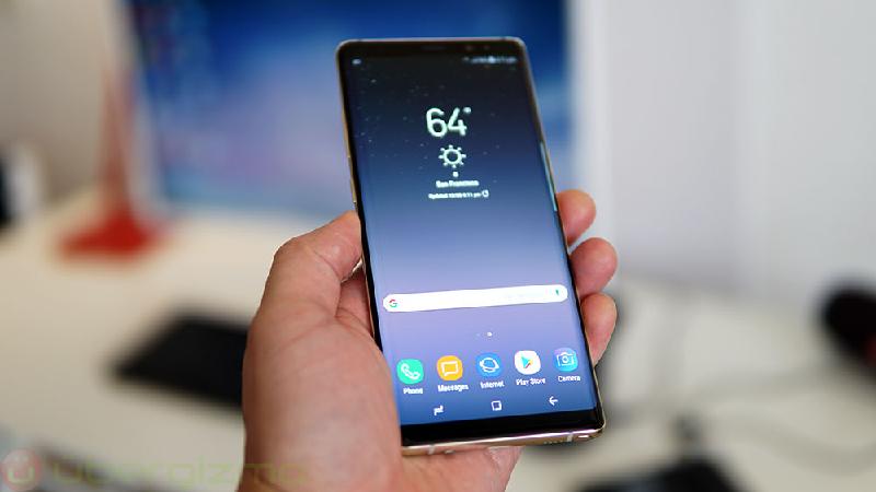 Samsung Galaxy Note 8: Sau những thất bại của chiếc flagship Note 7, đúng 01 năm sau, Samsung lại phát hành chiếc Galaxy Note 8 với những cải tiến và nâng cấp vượt trội, đây được xem là đối thủ nặng ký của iPhone X.