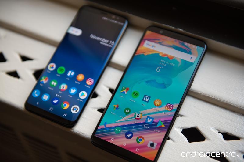Màn hình lớn hơn: OnePlus cũng theo đuổi xu hướng tăng kích thước màn hình cho sản phẩm của mình giống như iPhone X của Apple và Galaxy S8 của Samsung. OnePlus. OnePlus 5T đi kèm với màn hình 6 inch, đồng thời nhà sản xuất đẩy máy quét vân tay ra phía sau của điện thoại. Màn hình của 5T cũng được chế tạo để điều chỉnh độ tương phản màn hình tự động với ánh sáng mặt trời.