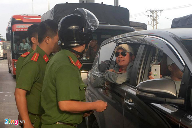 Cảnh sát đang được tăng cường về BOT Cai Lậy. Ảnh: Minh Anh.