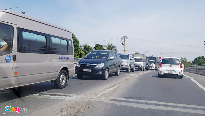 Kẹt xe kéo dài 2 km từ BOT Cai Lậy đến cầu Phú Nhuận. Ảnh: Việt Tường.