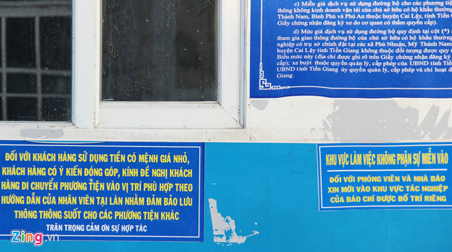 Tại cabin thu phí có dán thông báo: