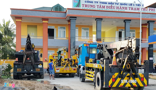 Dàn xe cẩu chờ sẵn để kéo những ôtô cố tình gây ùn tắc giao thông tại BOT Cai Lậy trước