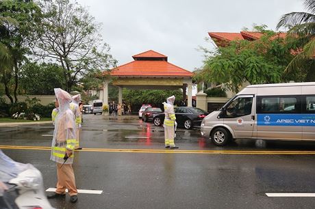 Các tổ, đội đều cắm ở từng chốt dù mưa lớn, quyết tâm hoàn thành nhiệm vụ. Ảnh: Nguyễn Tuân-Minh Hải
