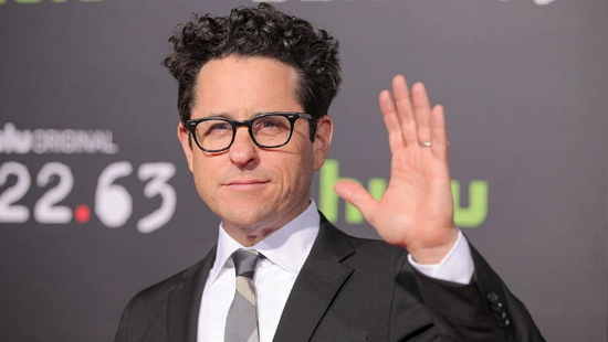 J.J. Abrams, nhà sản xuất tài năng người đứng sau vũ trụ Cloverfield cũng chính là nhà sản xuất của Overlord