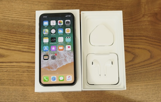 iPhone X là chiếc iPhone kỷ niệm 10 năm và tất nhiên đây cũng là chiếc iPhone đặc biệt nhất, nhiều công nghệ mới nhất và cũng có giá đắt nhất hiện nay ở mức gần 1000 USD. 