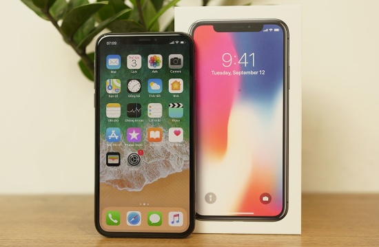 Những công nghệ mới lần đầu tiên được Apple trang bị trên iPhone X bao gồm: Một thiết kế màn hình tràn viền, nhận diện bằng khuôn mặt Face ID, màn hình OLED hay camera TrueDepth.