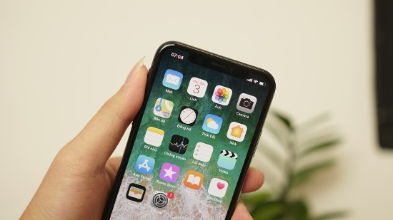 iPhone X là chiếc iPhone được các tín đồ của Apple mong chờ nhất nhờ thiết kế hoàn toàn lột xác so với các thế hệ iPhone trước đây. Trong đó mặt trước nổi bật nhất với viền màn hình được thu gọn tối đa nên mặt trước của iPhone X được chiếm trọn bởi màn hình 5.8 inch. 