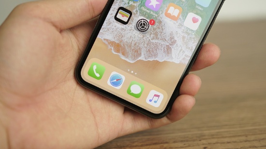 iPhone X cũng là chiếc iPhone đầu tiên được Apple loại bỏ phím cứng home để nhường chỗ cho toàn bộ màn hình hiển thị. Điều đó cũng có nghĩa là cảm biến vân tay truyền thống cũng đã được loại bỏ hoàn toàn. 