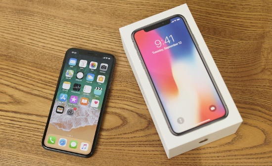 Tương tự các mẫu smartphone cao cấp như LG V30 hay Pixel 2 XL, iPhone X cũng sở hữu màn hình với công nghệ OLED và đây cũng là chiếc iPhone đầu tiên được trang bị màn hình công nghệ này. 