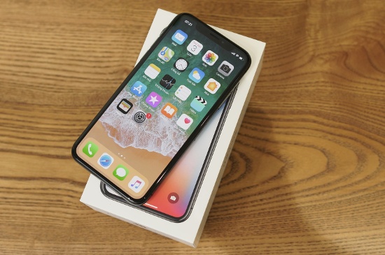 Với công nghệ OLED, màn hình của iPhone X độ phân giải 1125 x 2436 pixel có độ tương phản tốt hơn, độ sáng cao hơn, hỗ trợ dải màu rộng hơn và màu sắc sát với thực tế hơn so với iPhone 8. Ngoài ra còn hỗ trợ công nghệ True Tone Display, HDR hay 3D Touch.