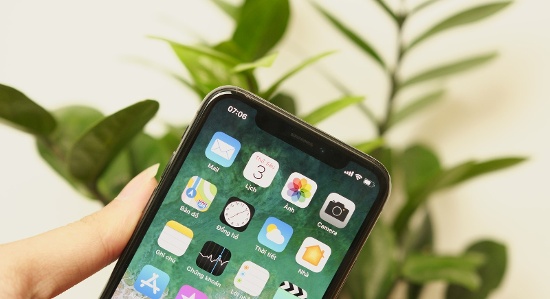 Đáng chú ý ở mặt trước của iPhone X chính là mép trên có một rãnh màu đen, chiếm một phần diện tích màn hình. Có thể nhìn hơi xấu do làm giảm đi sự liền mạch của màn hình, nhưng đây là nơi đặt hệ thống camera TrueDepth, cung cấp rất nhiều tính năng quan trọng cho chiếc iPhone X.