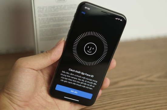 Một trong những công nghệ quan trọng nhất trên iPhone X chính là hệ thống camera TrueDepth ở mặt trước gắn liền với công nghệ nhận dạng khuôn mặt Face ID. Đây là công nghệ bảo mật thay thế cảm biến vân tay Touch ID trước đây. 