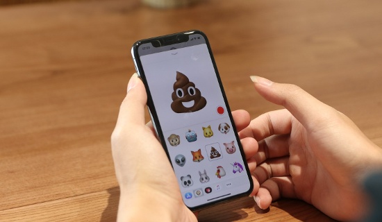 Một tính năng thú vị khác cũng liên quan đến camera TrueDepth đó chính là Animoji. Tận dụng cụm camera này, iPhone X có khả năng tạo ra các với các biểu tượng ngộ nghĩnh và mang đậm tính cá nhân do nó mô phỏng biểu cảm khuôn mặt của người sử dụng. 