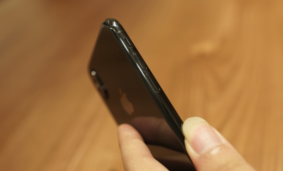 Camera TrueDepth trên iPhone X còn cho phép chụp ảnh xóa phông ở chế độ chân dung (Portrait Mode), nó cũng hỗ trợ tính năng Portrait Lighting, giúp tạo ra các bức ảnh chân dung với hiệu ứng ánh sáng chuyên nghiệp.