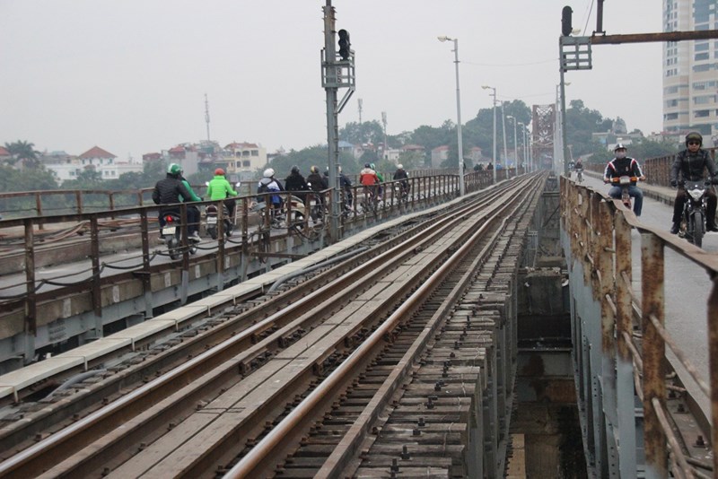 Chiều 27-11, các phương tiện vẫn lưu thông trên cầu bình thường