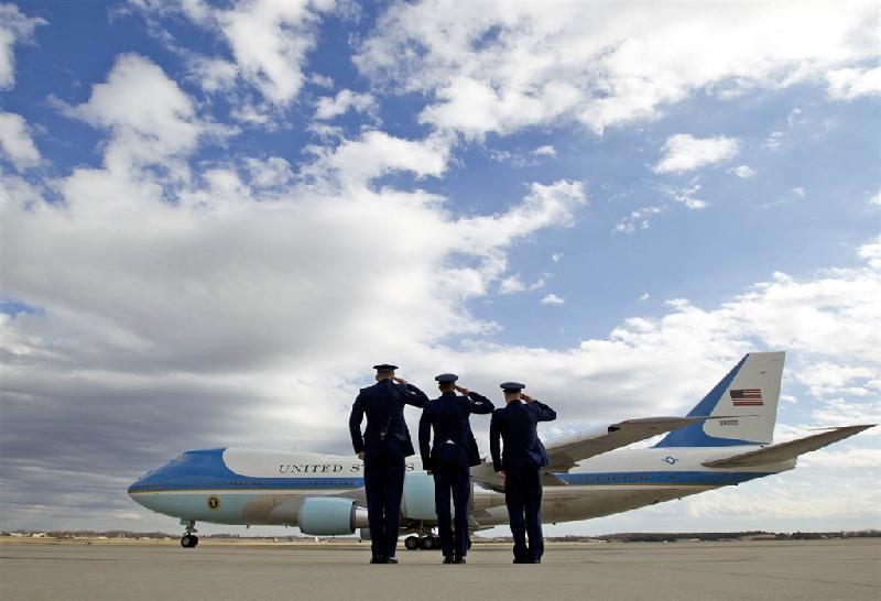 Máy bay thế hệ tiếp theo sẽ là chiếc Boeing 747-8 đang được phát triển. Air Force One hiện tại vẫn tiếp tục phục vụ Tổng thống Hoa Kỳ đến hết năm 2024. Chiếc Boeing VC-25A đặc biệt này được cho là máy bay quan trọng nhất trên thế giới. Nó đã phục vụ 5 đời tổng thống Hoa Kỳ, hoạt động như một Nhà Trắng trên di động trên bầu trời.