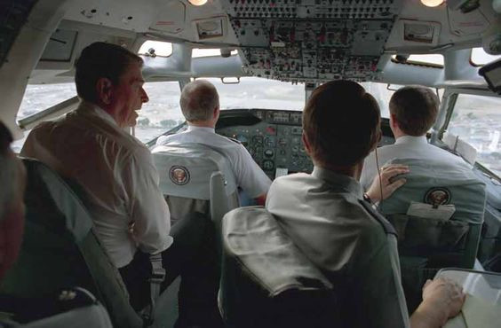 'Nhà trắng trên không' Air Force One đưa ông Trump đến VN hình ảnh 4 Máy bay Air Force One của Tổng thống Mỹ có thể chở hơn 100 người, với không gian cho 26 phi hành đoàn, cũng như 76 hành khách. Mỗi máy bay được trang bị 4 động cơ phản lực General Electric CF6-80C2B1. Air Force One có thể đạt tốc độ tối đa tới 1.126 km/h (nhanh hơn nhiều so với máy bay thương mại), trần bay tối đa 13,7 km.