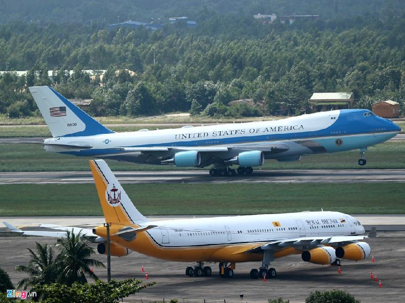 Mỗi chiếc VC-25A có giá 325 triệu USD. Không quân Hoa Kỳ cho biết để vận hành chiếc máy bay này tiêu tốn gần 210.877 USD cho mỗi giờ bay. Chiếc Air Force One chở Tổng thống Donald Trump đến Đà Nẵng tham dự Tuần lễ cấp cao APEC mang số đuôi là 28000.