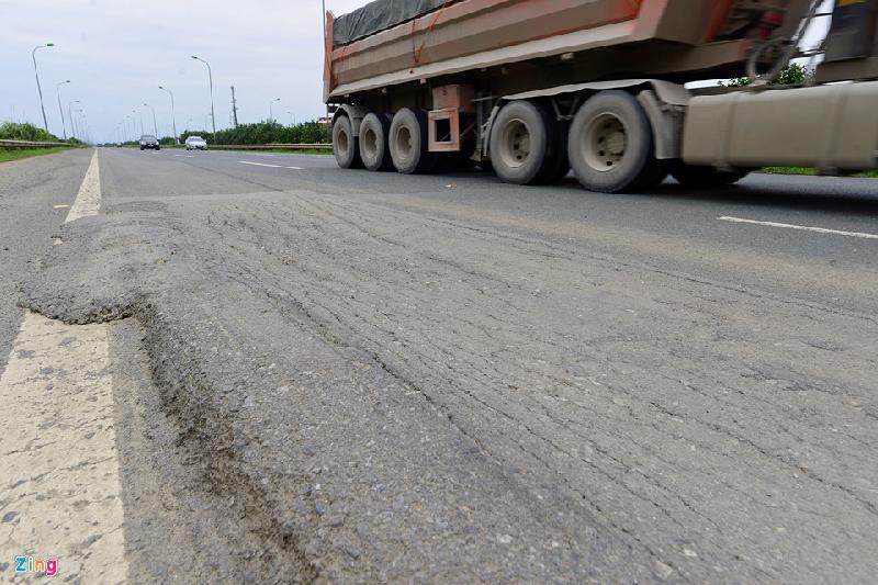 Mặt đường trên Km 25+251 vết lún chằng chịt, kéo dài gần 100 m .