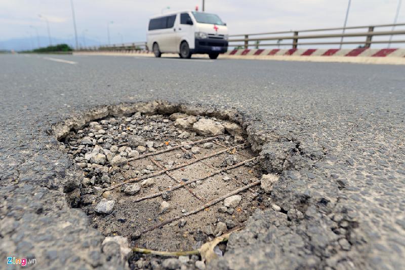 Tại mặt cầu Sông tích (Km 23+170) xuất hiện vứt nứt làm lộ cốt thép .