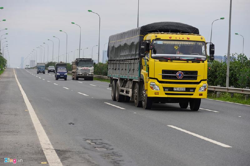 Đoạn chạy qua cầu kênh Phương Bản (Km 12+ 944,67) bị thủng nhiều chỗ.