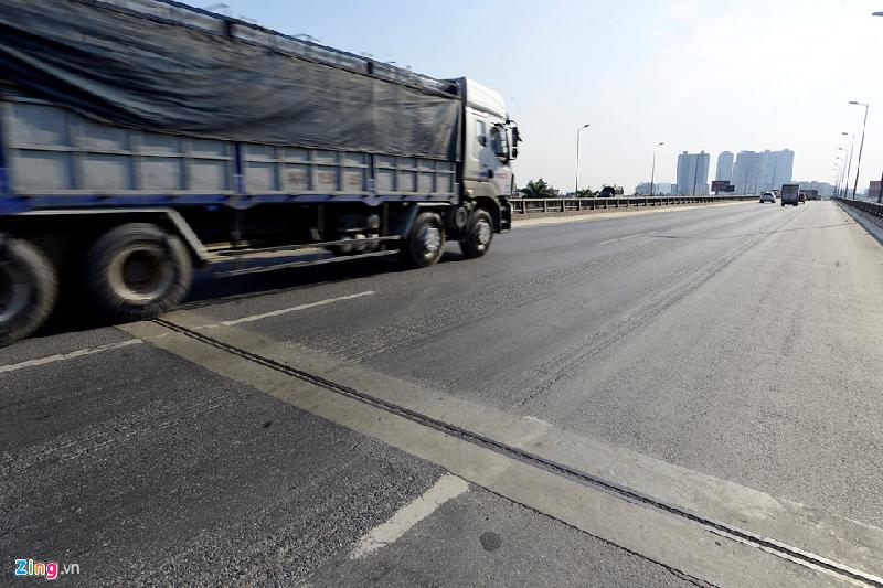 Những vết cào đường chống lún chạy dài từ 50 - 100 m ở nhiều đoạn thuộc đường trên cao.