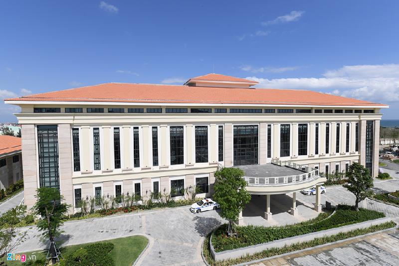 Khu nghỉ dưỡng được thiết kế gồm đại sảnh tiệc (ballroom) và khu phòng nghỉ với 258 phòng, khu biệt thự cao cấp thấp tầng với 45 căn, có khuôn viên từ 600 - 950 m2/căn.