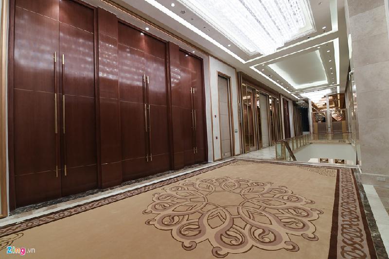 Cận cảnh nơi tổ chức tiệc APEC lộng lẫy như cung điện hình ảnh 11 Cánh cửa trước tiền sảnh cao 6 m, chỉ mở được một chiều nặng hàng trăm kg nhưng có thể mở một cách dễ dàng với một cái chạm tay nhẹ.