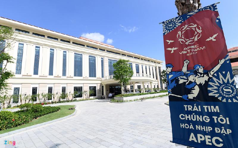 Chỉ có 27 tháng để thi công và hoàn thiện, để kịp hoàn thành dự án tiến độ, có thời điểm 2.000 công nhân của 21 nhà thầu trên công trường hoạt động 3 ca mỗi ngày với tinh thần