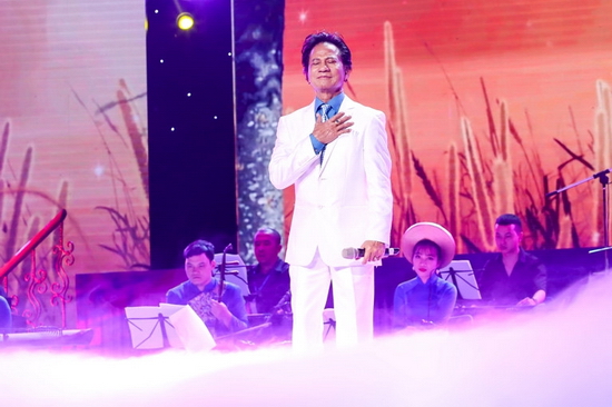 Sau tiếng vang và thành công từ liveshow chung với danh ca Thanh Tuyền tại Hà Nội, Chế Linh quyết định tiếp tục cuộc hành trình tìm lại “con đường xưa” với đêm liveshow riêng diễn ra vào tối 9-12 tới tại Cung Cá heo (Hạ Long, Quảng Ninh). 