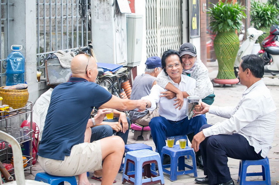 Chế Linh  trà đá vỉa hè, được người hâm mộ nhận ra và bày tỏ sự ngưỡng mộ với thần tượng