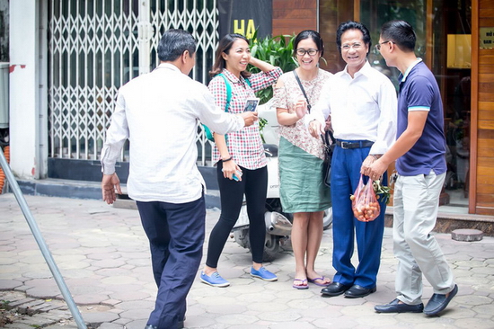 Chế Linh trong vòng vây người hâm mộ