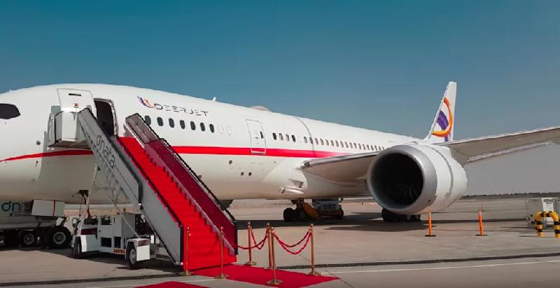 Máy bay Boeing 787 Dreamliner bản thương mại thường có thể chở từ 240 đến 335 hành khách. Tuy nhiên, chiếc Boeing đặc biệt này chỉ đón tiếp khoảng 40 người.