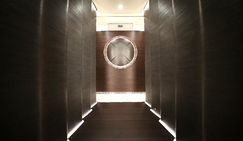 Nguyên nhân do chiếc máy bay trị giá 300 triệu USD này đã được thiết kế lại với rèm điều khiển từ xa, ánh sáng tuỳ chỉnh, phòng tắm vòi sen cỡ rộng...