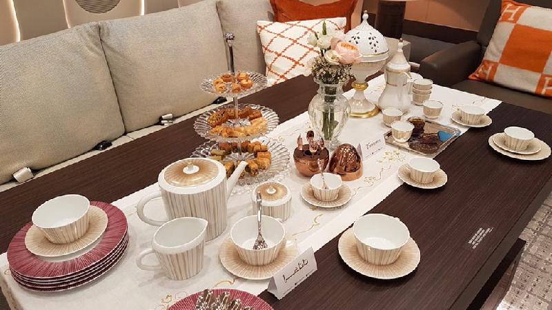 Tại đây còn có 2 bàn lớn phục vụ cho bữa tối, trà chiều hay các bữa tiệc. Tất cả món ăn đều được chế biến bởi các đầu bếp ngay trên máy bay.