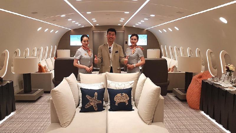 Bên cạnh đó còn có ba chiếc TV màn hình rộng trong phòng khách và khu ăn uống.