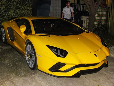 Cuối tuần qua, tại buổi offline sinh nhật một câu lạc bộ môtô, Lamborghini Aventador S đã góp mặt một cách bất ngờ